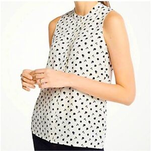 Like new Ann Taylor Floral Scalloped Placket Shell